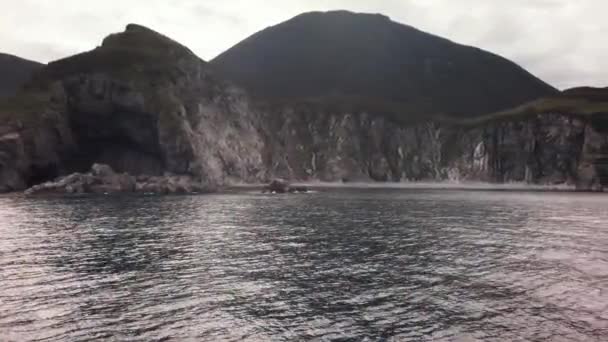 Bahía Russkaya en la parte suroeste del Golfo de Avacha del Océano Pacífico material de archivo de vídeo — Vídeo de stock