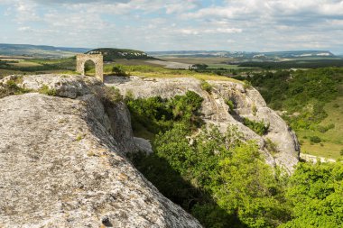Tapshan Yaylası Cave City Cherkez Kermen Valley, Crimea, kapıda