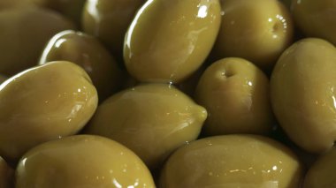 Büyük parlak yeşil zeytin makro arka plan