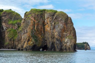 Taş mağaralar ve mağarasını içinde Avacha Bay, Pasifik Okyanusu. Kamçatka kıyıları.