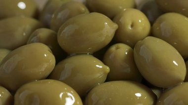 Büyük parlak yeşil zeytin makro arka plan