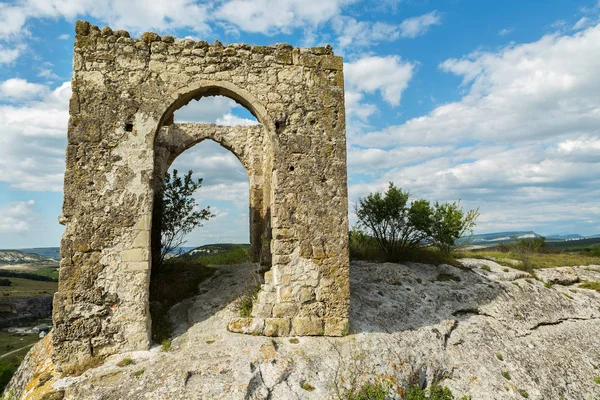 Porten på Tapshan platå i Cave City i Cherkez-Kermen Valley, Crimea — Stockfoto
