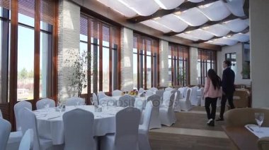 Kız adamla restorana geldi ve tablo hisse senedi görüntülere video oturdu