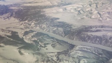 Bahar stok görüntüleri video karda Moğolistan Hava görünümünü dağların kaplı