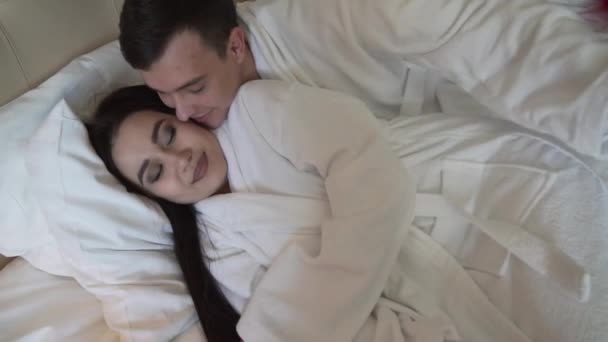 男を与える彼の眠っている赤の少女ローズとキスの映像素材動画 — ストック動画