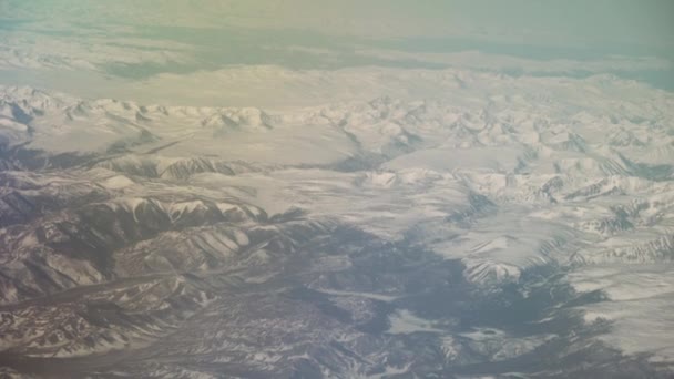 Mongolie vue aérienne des montagnes couvertes de neige dans la vidéo de stock de printemps — Video