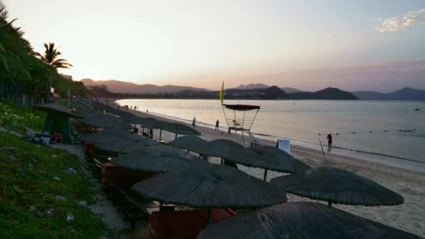 Amanhecer na praia de Dadonghai em Sanya City em Hainan Island time lapse imagens de vídeo — Vídeo de Stock