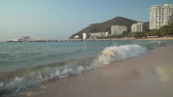 Krásnou čistou Jihočínském moři na pláži Dadonghai na turistické ostrov Hainan v časných ranních hodinách stopáže videa — Stock video