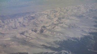 Bahar stok görüntüleri video karda Moğolistan Hava görünümünü dağların kaplı