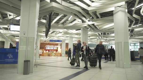 Pasajeros en el aeropuerto internacional Novosibirsk Tolmachevo — Vídeo de stock