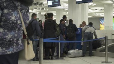Uçuş ve Havalimanı Novosibirsk Tolmachevo stok görüntüleri video, Bagaj için kayıt