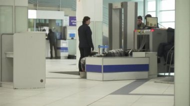 Bagaj ve yolcu Novosibirsk Tolmachevo Havalimanı stok görüntüleri video girişinde