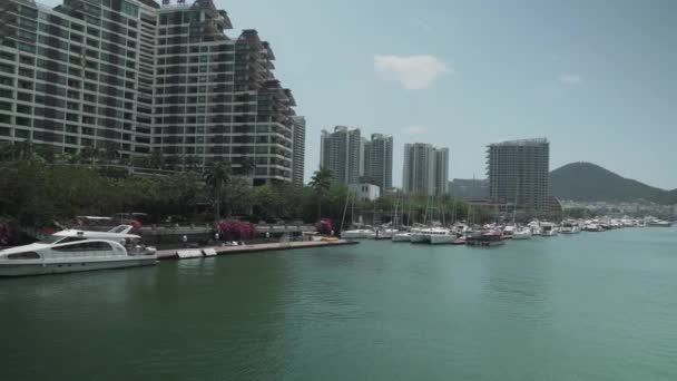 Quai de la rivière de Sanya dans la ville de Sanya sur vidéo de stock de l’île de Hainan vidéo — Video