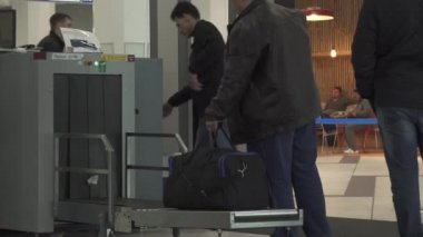 Bagaj ve yolcu Novosibirsk Tolmachevo Havalimanı stok görüntüleri video girişinde