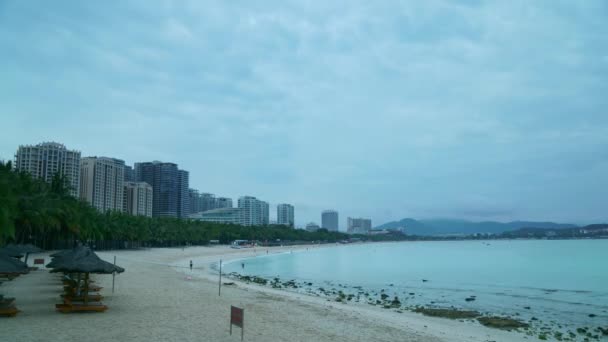 三亜市の大東海が海南島の時間経過をストックの映像ビデオのビーチの夜明け — ストック動画