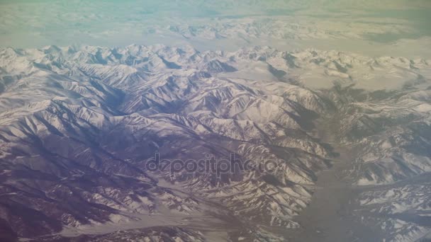 Mongoliet Flygfoto över fjällen täckta med snö i den våren arkivfilmer video — Stockvideo