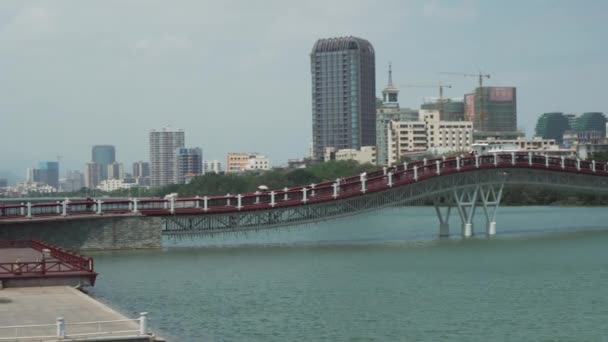 Nuevo puente peatonal Rainbow a través del vídeo de archivo del río Sanya — Vídeos de Stock