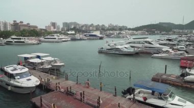 Park tekneleri ve yatlar Sanya City, Hainan Adası stok görüntüleri video Linchun nehrinde
