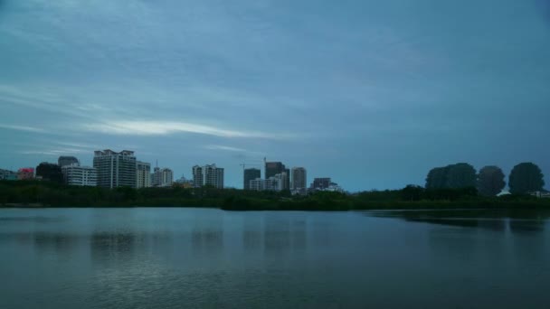 Puesta de sol sobre el lago en el parque Egret en la ciudad de Sanya en la isla de Hainan lapso de tiempo de imágenes de archivo de vídeo — Vídeos de Stock