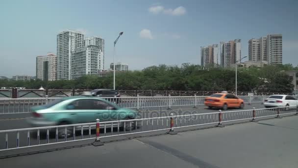 弥 Rd、海南島ストック映像ビデオの三亜市三亜川に架かる橋 — ストック動画