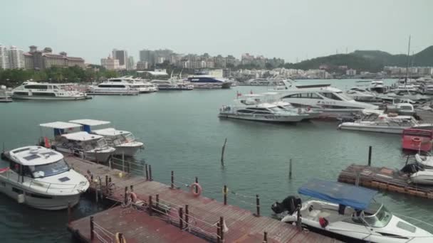 Δωρεάν στάθμευση για βάρκες και τα σκάφη στον ποταμό Linchun στην πόλη Sanya, νησί Χαϊνάν πλάνα βίντεο — Αρχείο Βίντεο