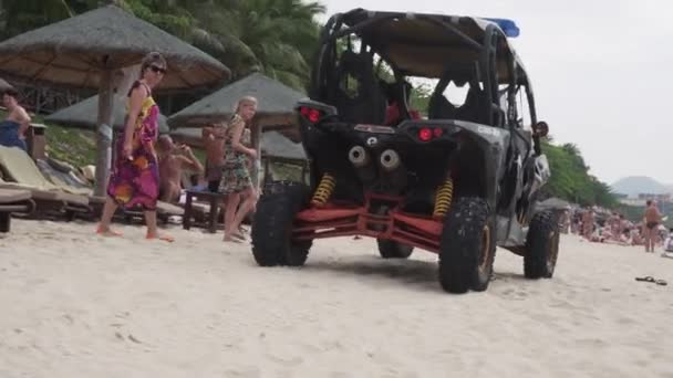 Rescue service buggy monitoruje bezpieczeństwo ludzi na plaży Dadonghai Stockowy wideo — Wideo stockowe