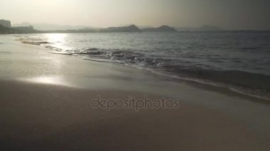 Sabah erken stok görüntüleri video içinde Hainan turizm Adası üzerinde Dadonghai sahilde güzel Güney Çin Denizi