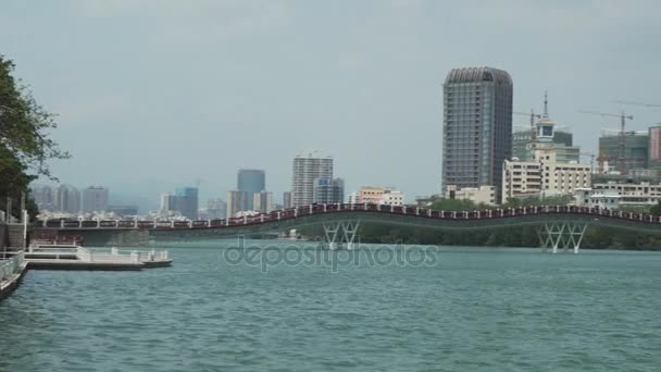 Damm des Sanya-Flusses in der Stadt Sanya auf der Insel Hainan Stock Footage Video — Stockvideo