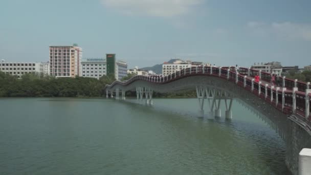 Новый пешеходный мост "Радуга" через реку Санья — стоковое видео