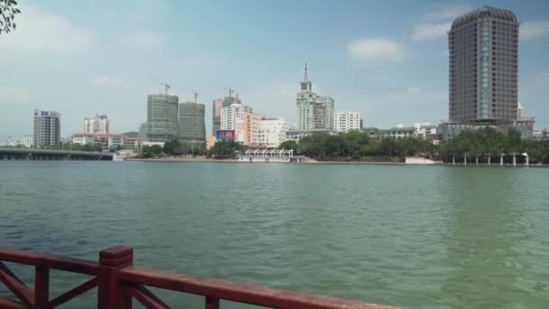 Embankment of the Sanya River en la ciudad de Sanya en la isla de Hainan — Vídeos de Stock