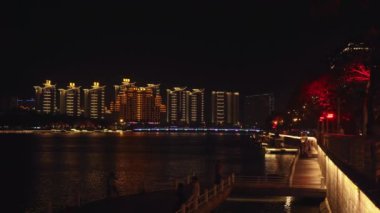 Güzel bir gece aydınlatma Sanya nehir setin stok görüntüleri video üzerinde