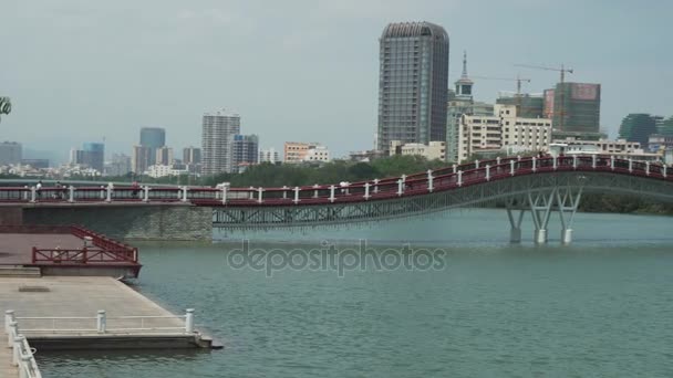 Nuovo ponte pedonale Rainbow attraverso il video stock del fiume Sanya — Video Stock