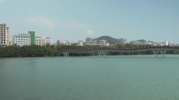 Embankment of the Sanya River en la ciudad de Sanya en la isla de Hainan — Vídeos de Stock