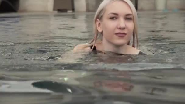 Beautiful young girl swimming in the pool stock footage video — Stock Video