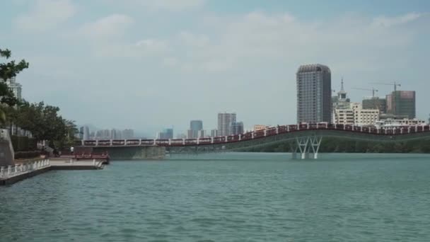 Nuevo puente peatonal Rainbow a través del vídeo de archivo del río Sanya — Vídeos de Stock
