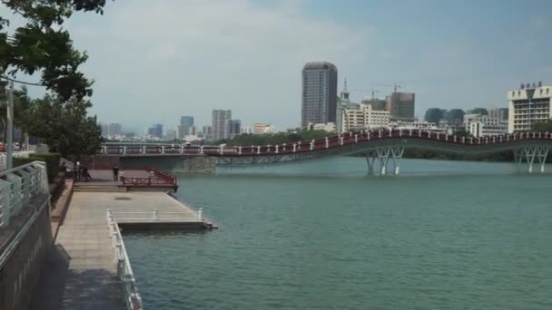 Nuovo ponte pedonale Rainbow attraverso il video stock del fiume Sanya — Video Stock