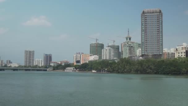 Dijk van de rivier Sanya in Sanya stad op Hainan Island stock footage video — Stockvideo