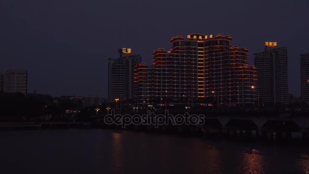 Güzel bir gece aydınlatma Sanya nehir setin stok görüntüleri video üzerinde — Stok video