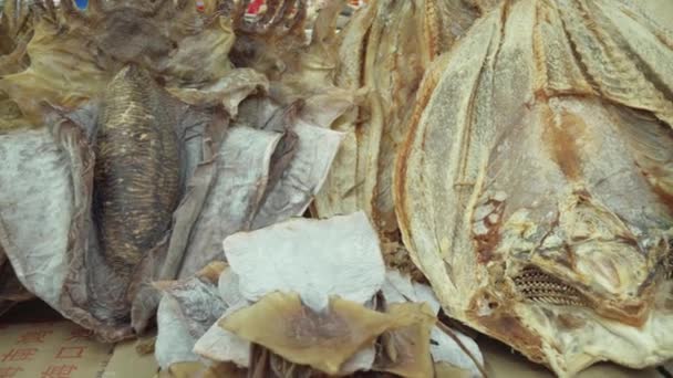 Snack de pescado salado seco a cerveza en video de imágenes de supermercados — Vídeos de Stock