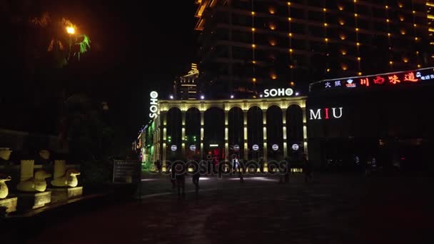 Natt belysning i mitten av den turist stad i Sanya arkivfilmer video — Stockvideo