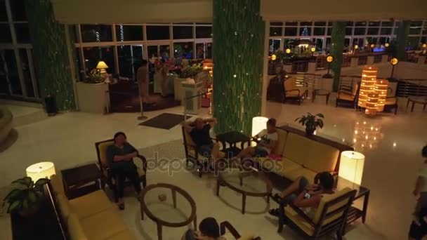 Gezellige lobby met 's avonds verlichting in het hotel Resort snellereidentificatie Sanya 5 in Dadonghai baai stock footage video — Stockvideo