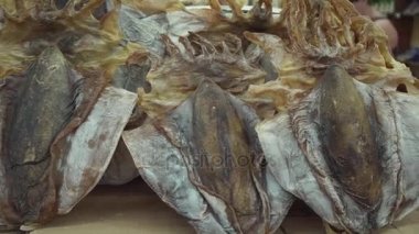Tuzlu balık aperatif bira süpermarket stok görüntüleri video için kurutulmuş