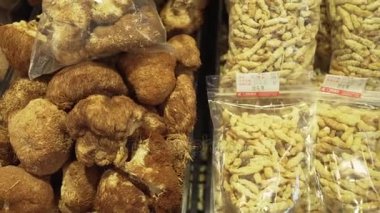 Kurutulmuş mantar ve diğer ürünleri Market stok görüntüleri video satılmaktadır
