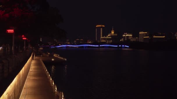 Iluminação noturna da nova ponte pedonal Arco-íris através do Rio Sanya — Vídeo de Stock