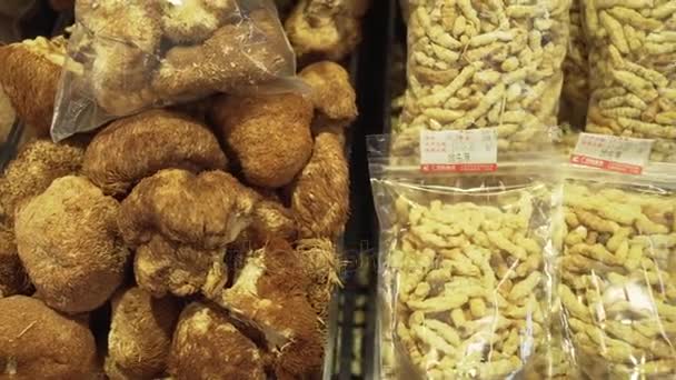 말린된 버섯 및 다른 제품에서에서 판매 된다 슈퍼마켓 증권 영상 비디오 — 비디오