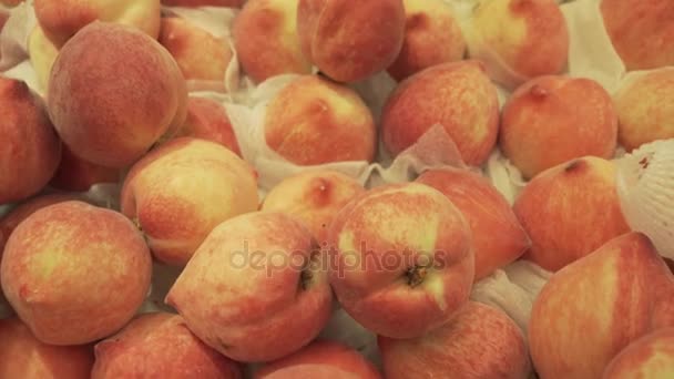 Peach säljs i snabbköp arkivfilmer video — Stockvideo