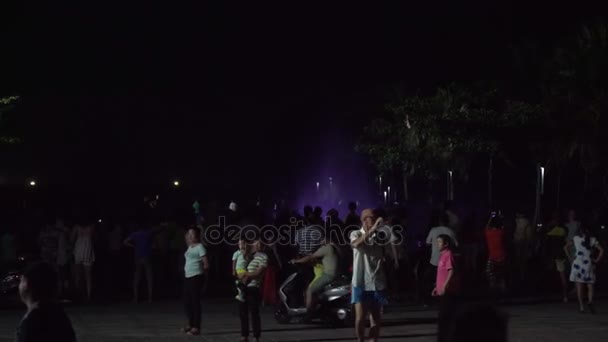 Éjszakai kilátás fény-zenei éneklő kutaktól Dadonghai tér stock footage videó — Stock videók