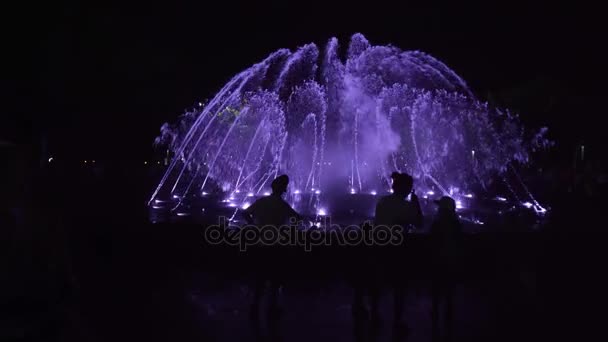 Vue de la nuit des fontaines de lumière-musique chant en vidéo vidéo de stock de Dadonghai Square — Video