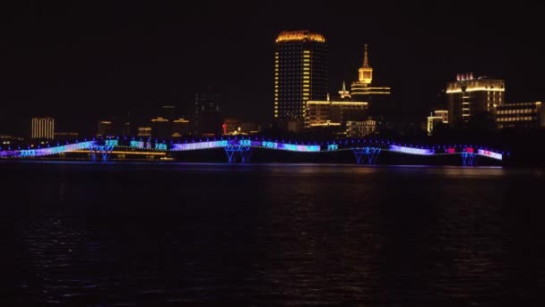 Iluminação noturna da nova ponte pedonal Arco-íris através do Rio Sanya time lapse imagens de vídeo — Vídeo de Stock