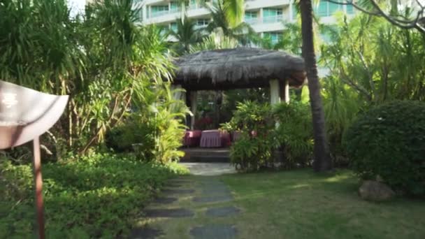 Massage gazebo in the tropical garden on site Resort Intime Sanya 5 unfocused time lapse stock footage video — Stock Video